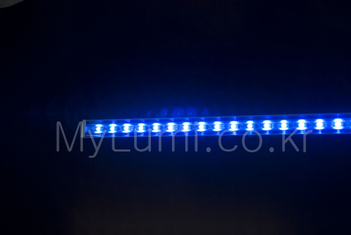 Cool White 색상에 파란색 보호캡의 씌워서 파란색이 나오는 LED 바 - 천정자재, Furniture Lighting, Shelving Lighting, 9000K, Decorative Lighting, Lumi LED Light Bar, 광파이프, Ligting pipe, 루미 M 스틱, Lumi Stick - lumistick, LED바 옵션사양표, High lumens and no electric wire, 10000K, Raku Lumi 